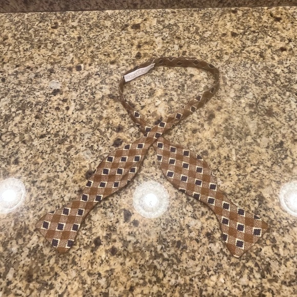 Carrot & Gibbs 80’s Tan Ivory Geometric Handmade Silk Bow Tie Boulder Co - Picture 1 of 5